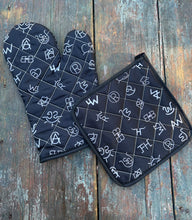 Load image into Gallery viewer, Black brands oven mitt pot holder set