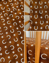 Load image into Gallery viewer, Rusty horseshoe bamboo crib sheet
