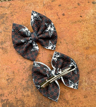 Load image into Gallery viewer, Cowprint stars baby bow piggy clips