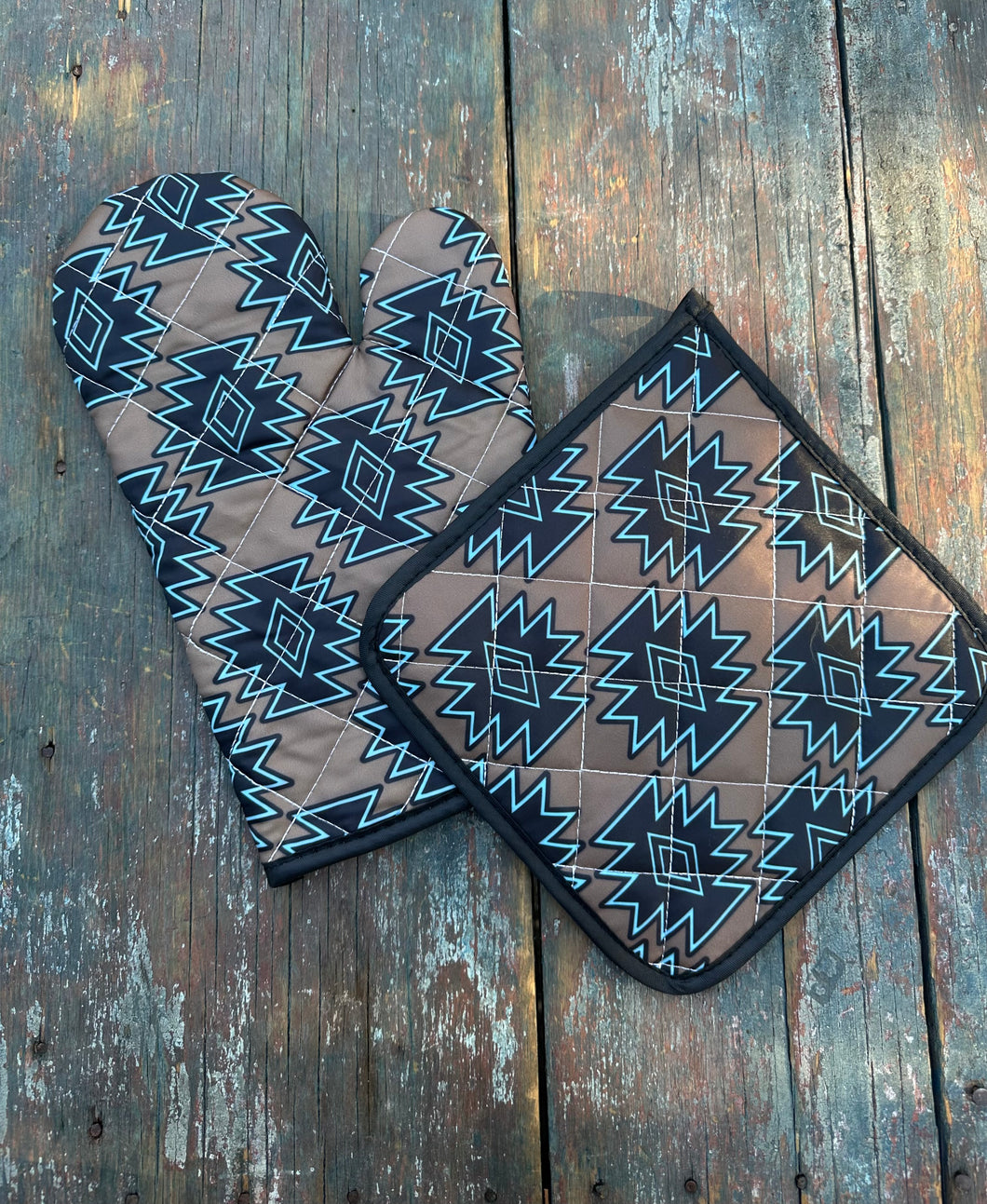 Brown Aztec oven mitt pot holder set