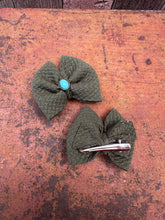 Load image into Gallery viewer, Green and turquoise piggy bow hair clips