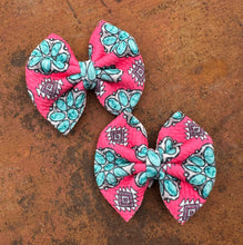Load image into Gallery viewer, Turquoise and pink concho baby piggy bow clips