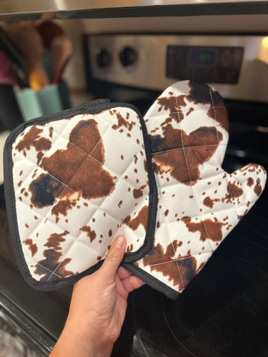 Cowprint pot holder/ oven mitt set
