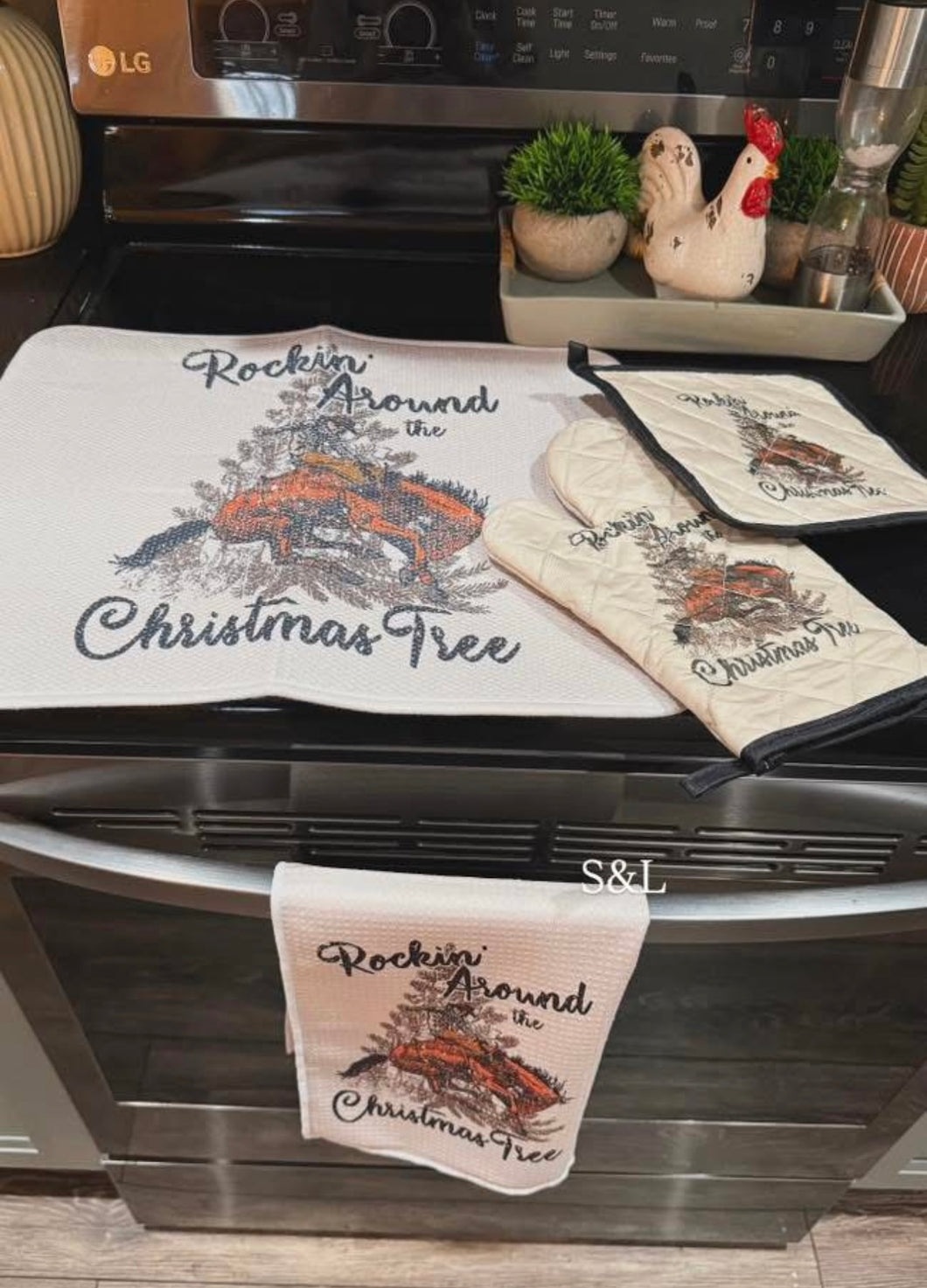 Rockin around the Christmas tree kitchen set