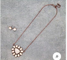 Load image into Gallery viewer, White cluster necklace
