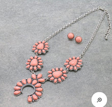 Load image into Gallery viewer, Pink cluster squash necklace