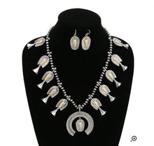 Load image into Gallery viewer, White and silver squash necklace